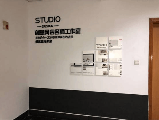 墙上的海报描述已自动生成