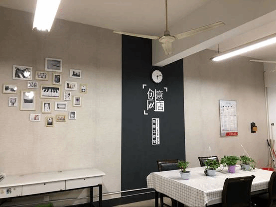 房间里有桌子和椅子中度可信度描述已自动生成