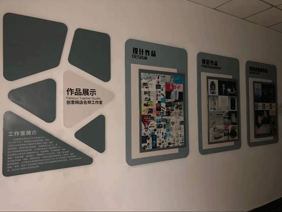 墙上挂着一幅画中度可信度描述已自动生成